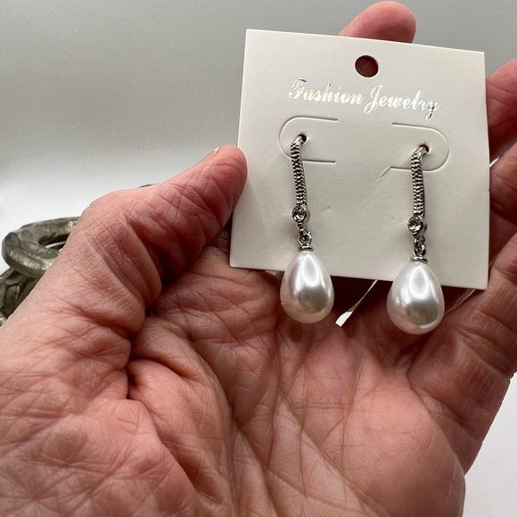 Baroque Style Faux Pearl‎ Earrings W/ Crystals NEW - Picture 4 of 5